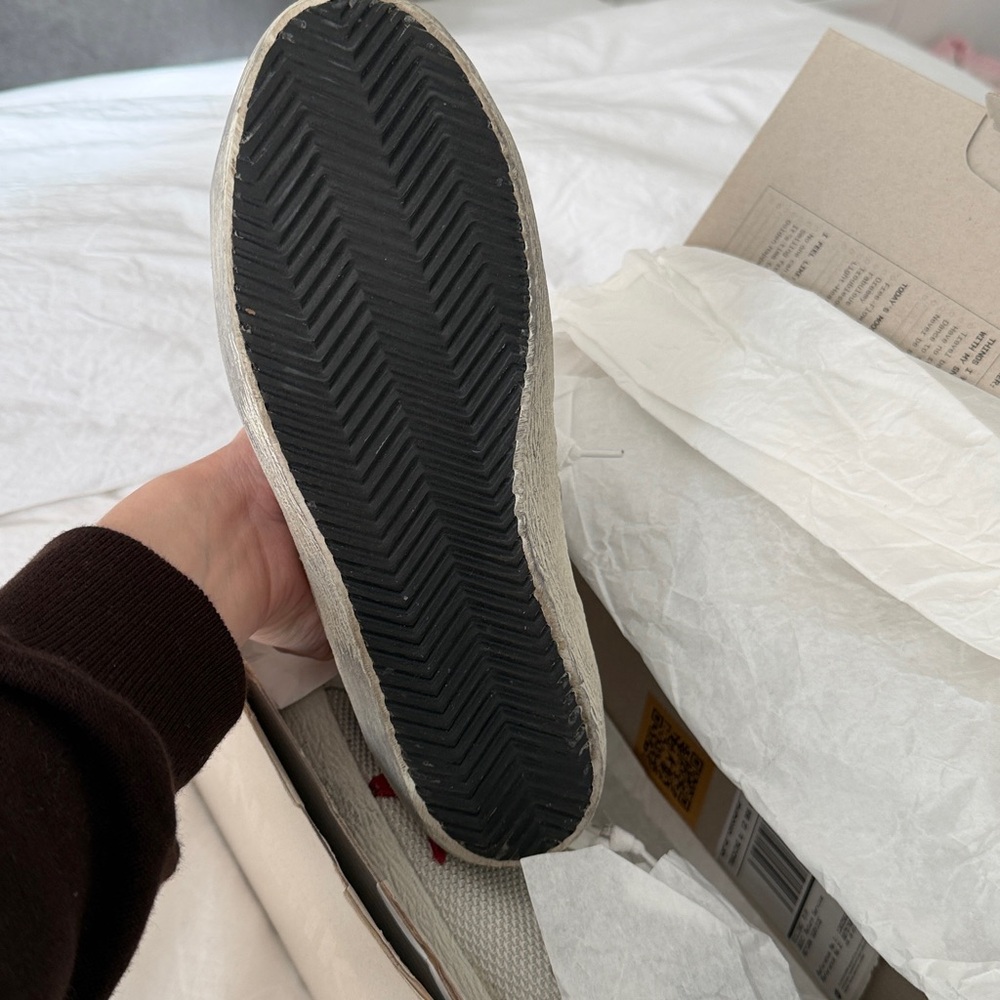 Never worn! Stylish Women's Golden Goose Sneakers with Red Star and Gold Accents - Picture 4 of 7